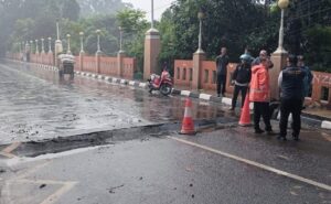 Plat Injak Jembatan di Cimahi Ambles, Akses Jalan Dibatasi untuk Mobil