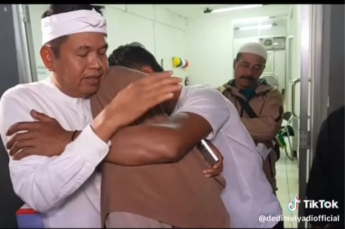 Gubernur Jabar Dedi Mulyadi Tanggung Biaya Pendidikan Anak Korban Longsor Cimahi. (Foto: TikTok @dedimulyadiofficial)