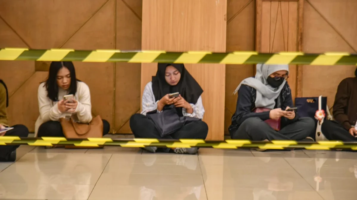 Ilustrasi: Pencari kerja mencari informasi di bursa kerja beberapa waktu lalu. Foto: Dimas Rachmatsyah / Jabar Ekspres
