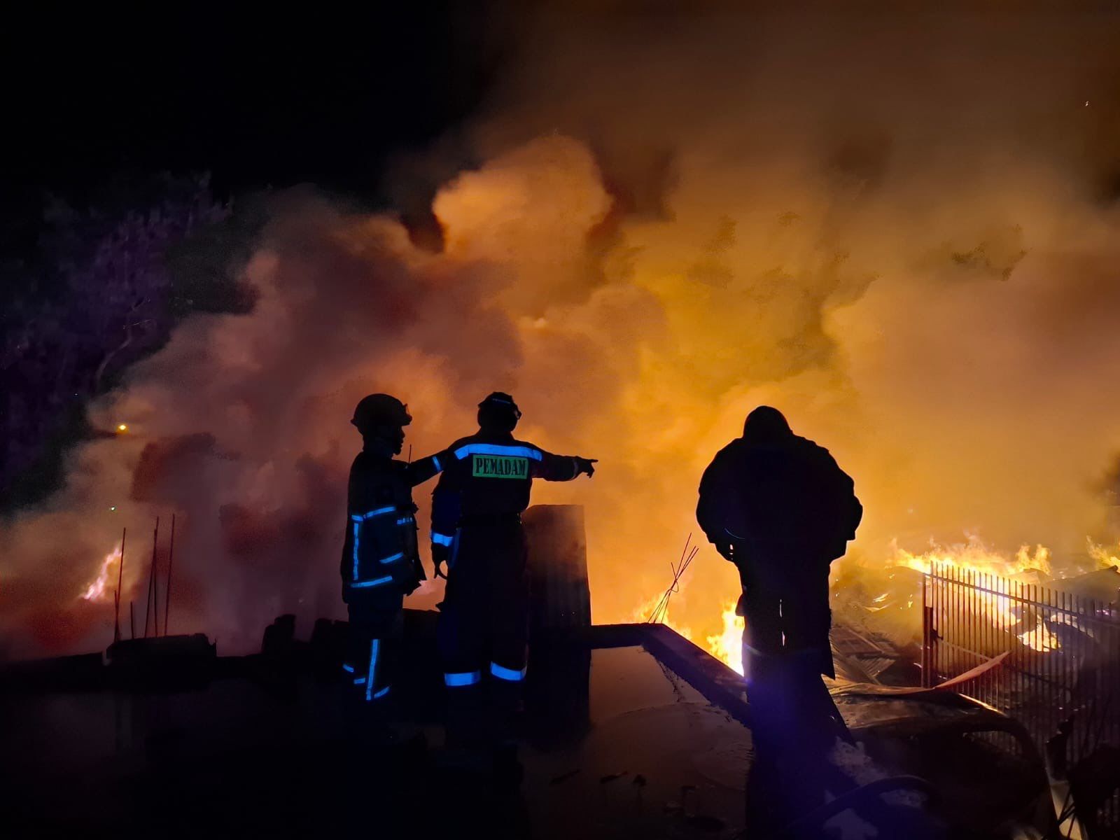 Gudang di Cimahi Terbakar, Ledakan Guncang Permukiman Warga